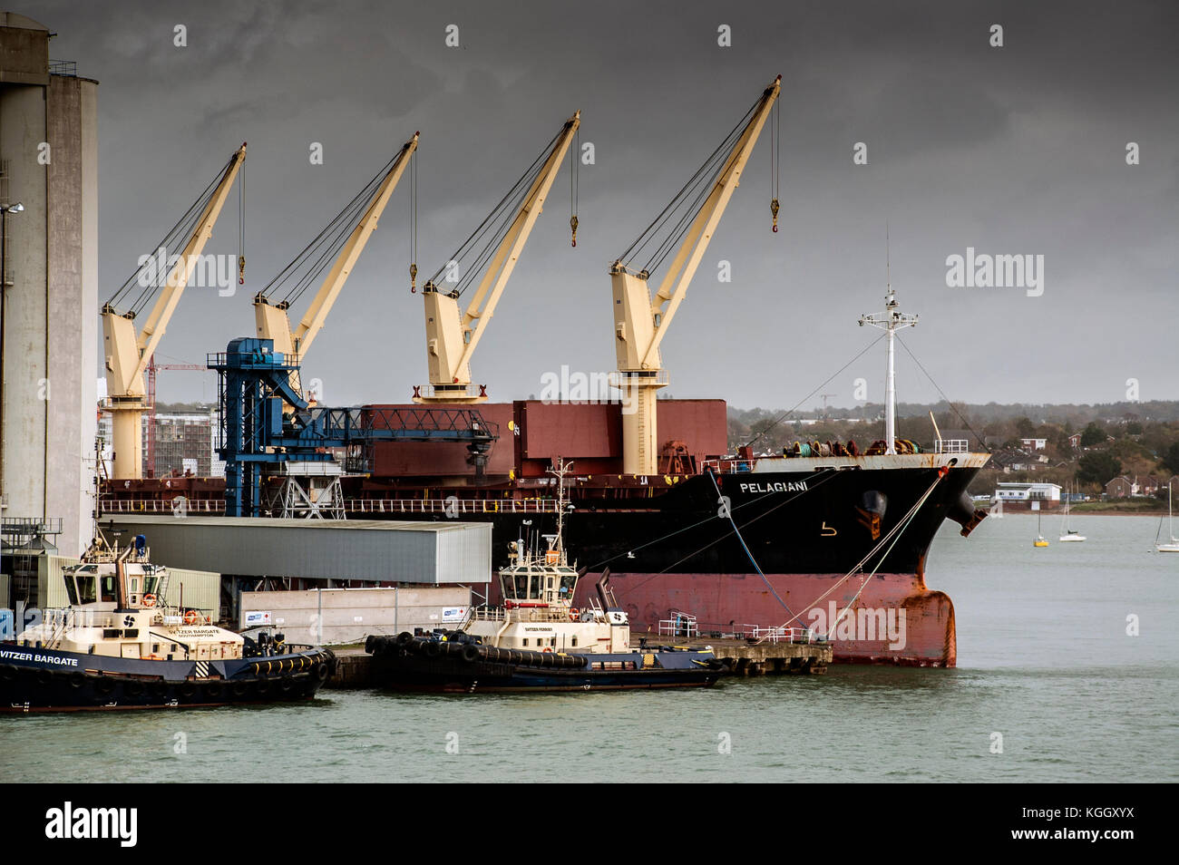 Les quais de Southampton, navire au port. Banque D'Images