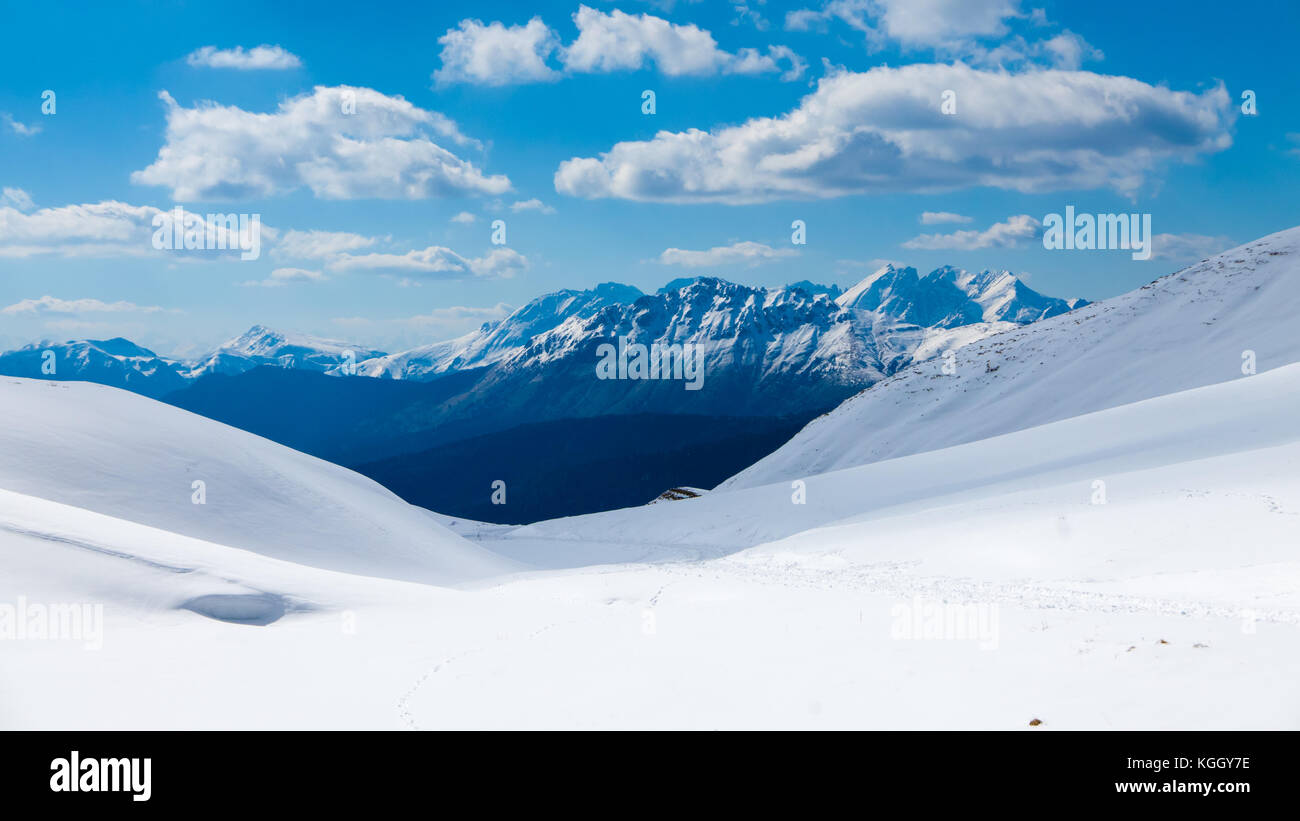 Gamme de montagne vu du haut du glacier, vue panoramique de montagne vu du  haut Photo Stock - Alamy