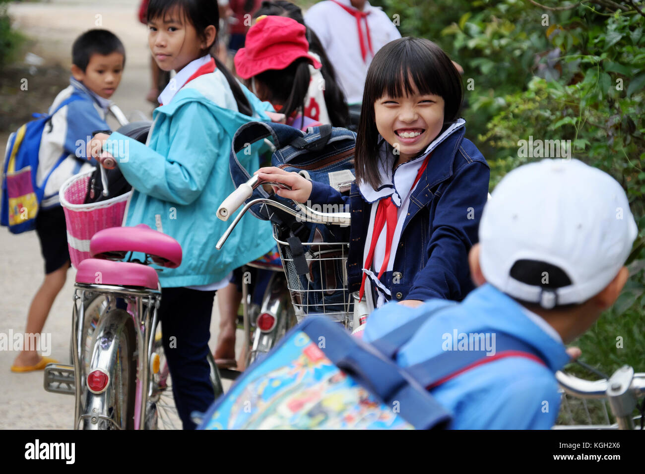 Binh Dinh, le Viet nam- nov 3, 2017 : portrait of asian élève après l'école à bicyclette, à campagne vietnamienne, les enfants faire du vélo pour aller à l'école Banque D'Images