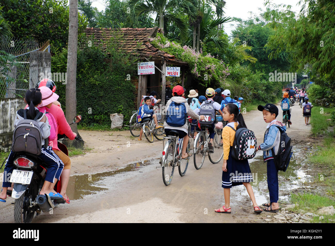 Binh Dinh, le Viet nam- nov 3, 2017:groupe d'enfants d'Asie en rentrant de l'école en vélo, faire du vélo élève vietnamien foule on country road, Vietnam Banque D'Images