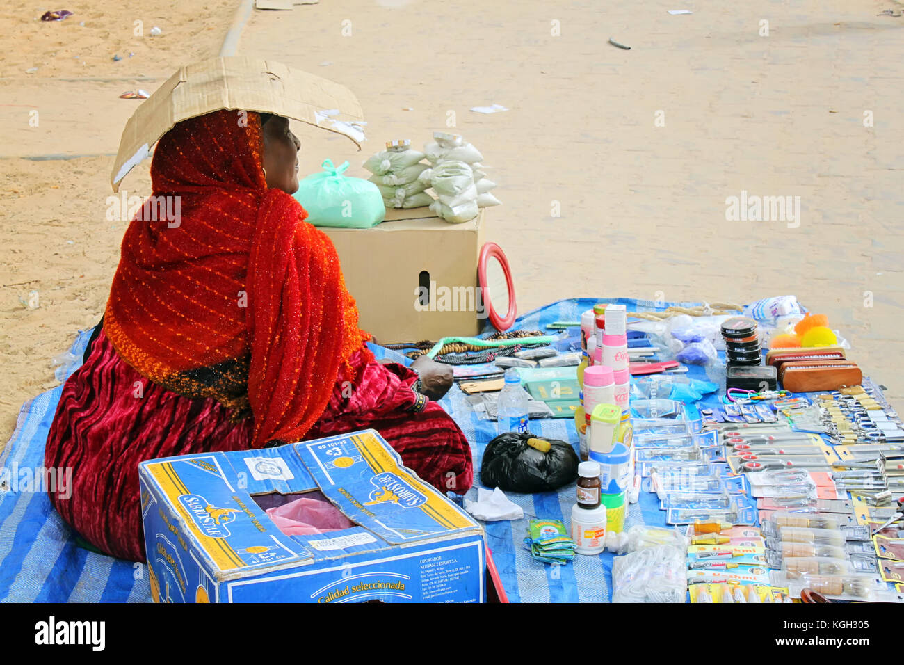 Femme vendant des biens sur le marché à Tripoli, libia - 25 mars 2010. Banque D'Images