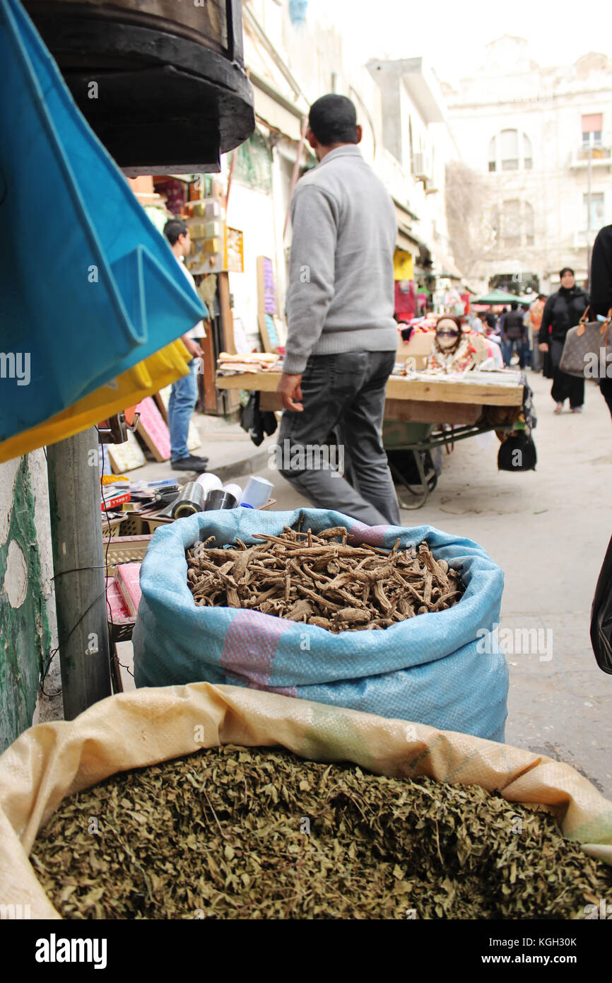 Sacs d'épices sur le marché à Tripoli, libia - 25 mars 2010. Banque D'Images