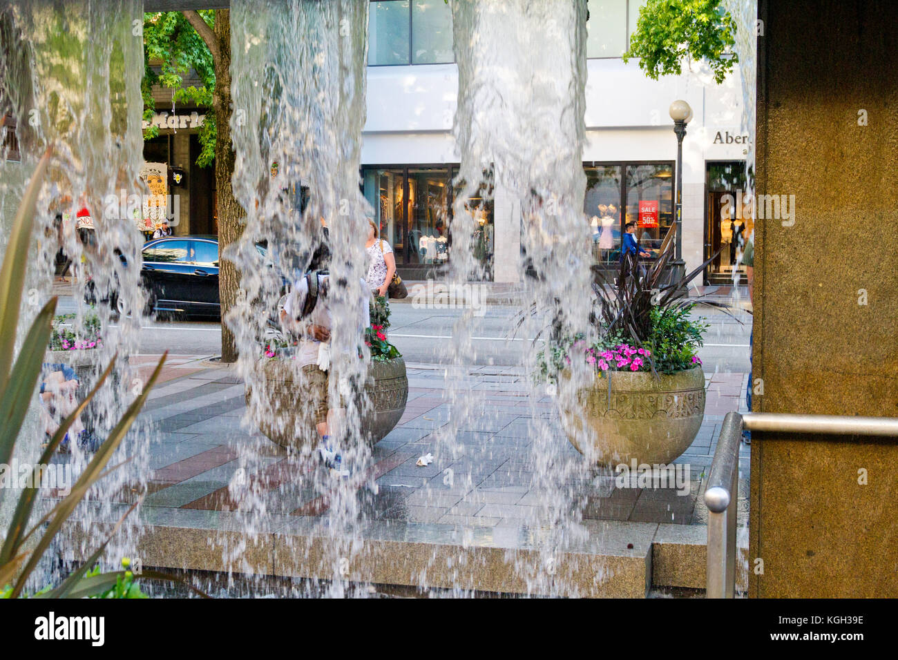 Une cascade dans le parc Westlake sur 4e Avenue à Seattle, Washington. Banque D'Images