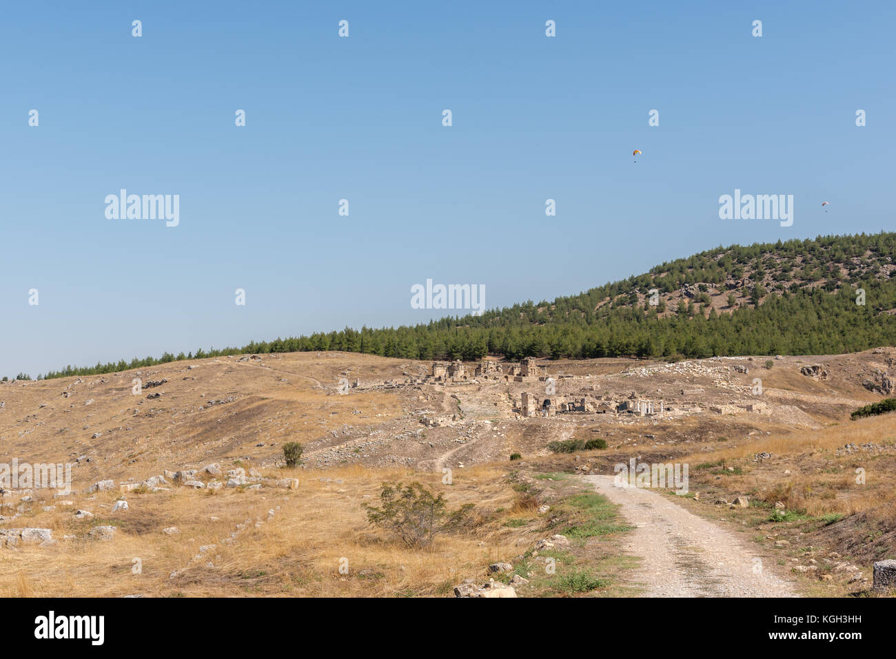 Haute résolution panoramique vue sur la tombe de st.philip et aghiasma sanctuaire (fontaine) dans l'ancienne ville grecque Hiérapolis, Pamukkale, Turquie. Banque D'Images