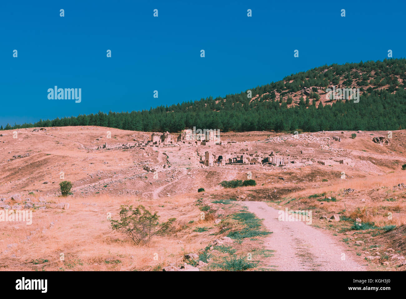 Haute résolution panoramique vue sur la tombe de st.philip et aghiasma sanctuaire (fontaine) dans l'ancienne ville grecque Hiérapolis, Pamukkale, Turquie. Banque D'Images