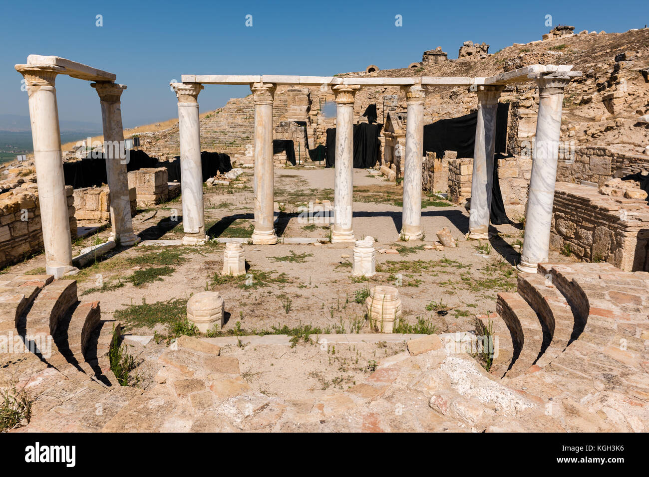 Haute résolution panoramique vue sur la tombe de st.philip et aghiasma sanctuaire (fontaine) dans l'ancienne ville grecque Hiérapolis, Pamukkale, Turquie. Banque D'Images