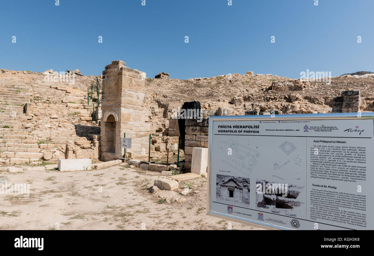 Inscrivez-vous sur la tombe de st.philip dans l'ancienne ville grecque Hiérapolis, Pamukkale, Turquie. Banque D'Images