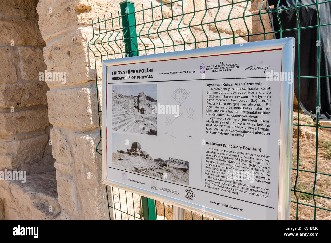 Inscrivez-vous sur aghiasma (fontaine sanctuaire)dans le grec ancien ville Hiérapolis, Pamukkale, Turquie. Banque D'Images