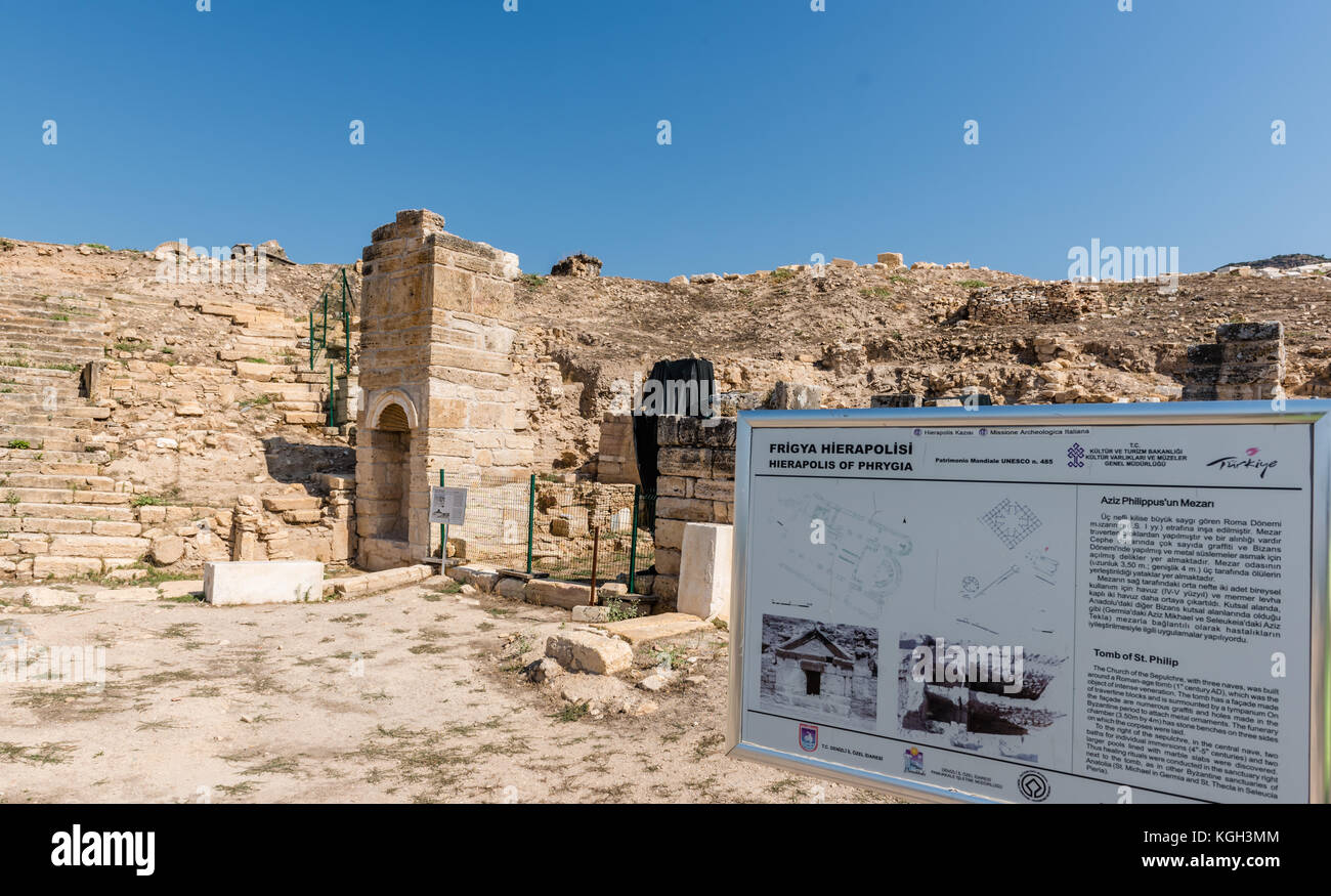 Inscrivez-vous sur la tombe de st.philip dans l'ancienne ville grecque Hiérapolis, Pamukkale, Turquie. Banque D'Images