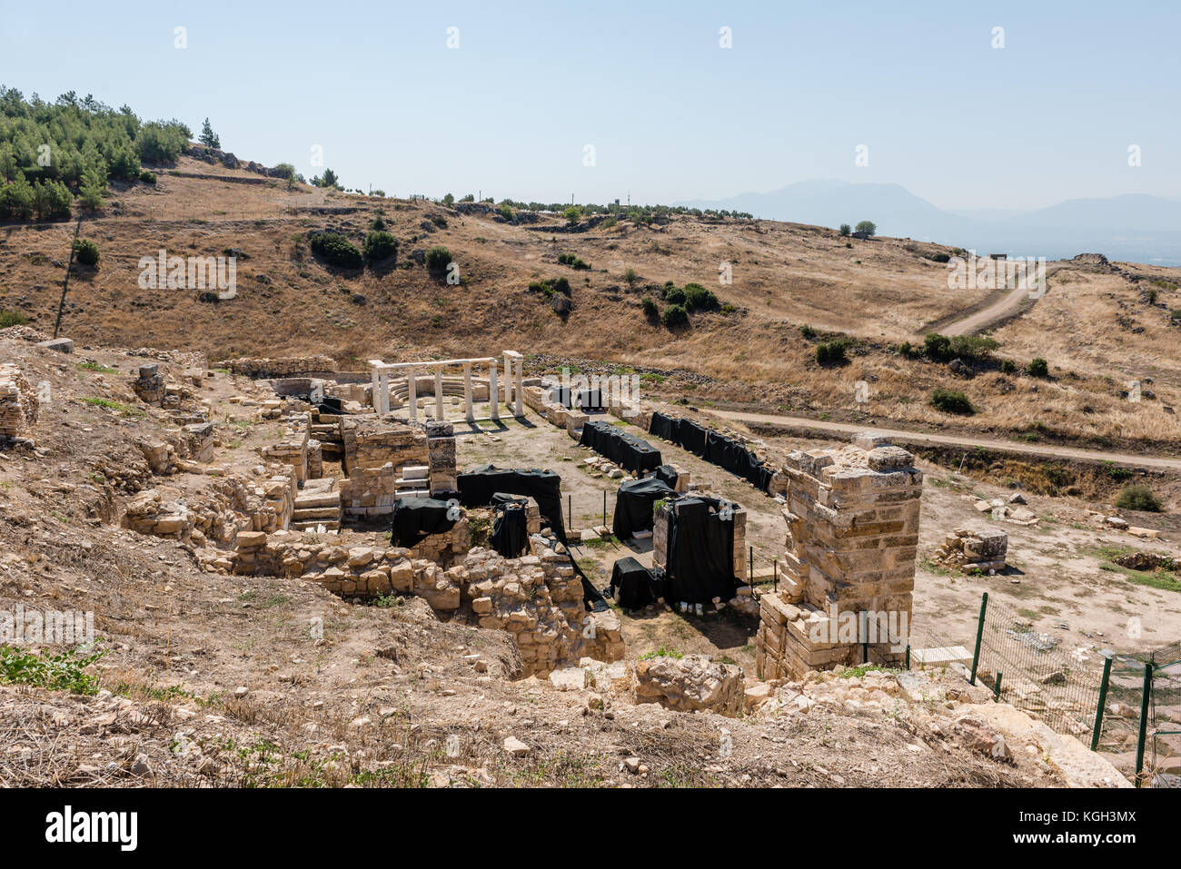 Haute résolution panoramique vue sur la tombe de st.philip et aghiasma sanctuaire (fontaine) dans l'ancienne ville grecque Hiérapolis, Pamukkale, Turquie. Banque D'Images