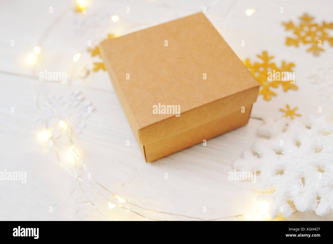 Maquette de noël. cadeau de Noël, en couverture, pommes de pin, branches de sapin sur fond blanc en bois Banque D'Images