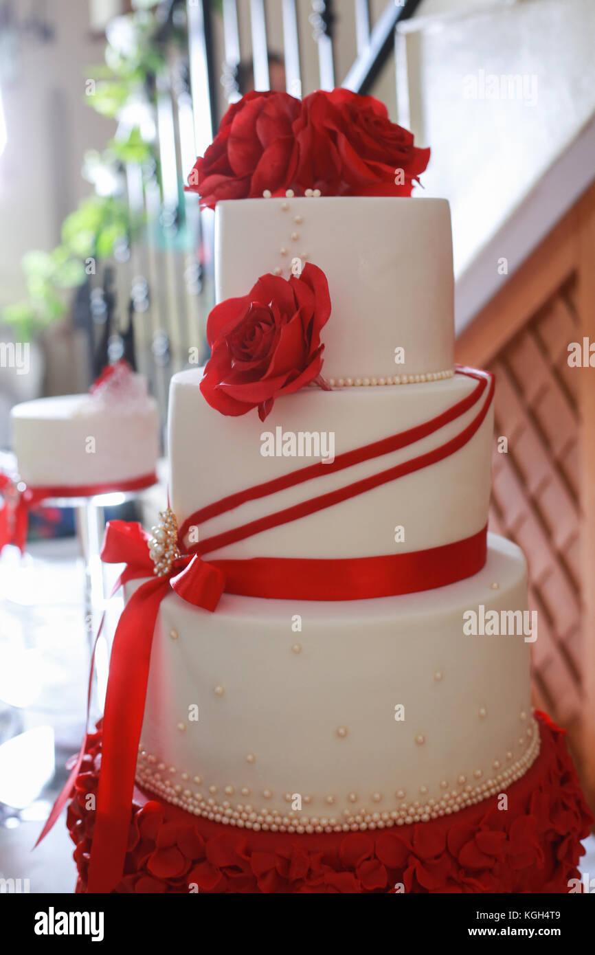 4 Gateau De Mariage Blanc Avec Detail Des Fleurs Comestibles Rouges Massepain Photo Stock Alamy