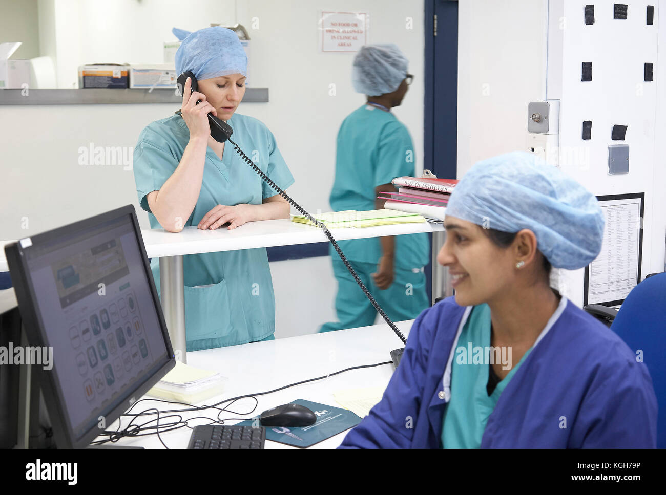 Nurse talking sur un téléphone dans un hôpital occupé au Royaume-Uni. Banque D'Images