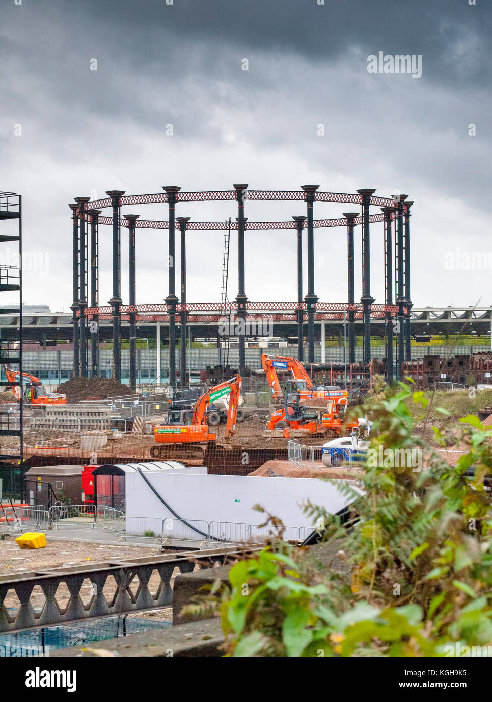 Une vue sur la célèbre gaz de charbon gasholder victorienne sur les marchandises et Pancras Road, juste avant qu'il a été retiré au cours de la réaménagement de Kings Cross Banque D'Images