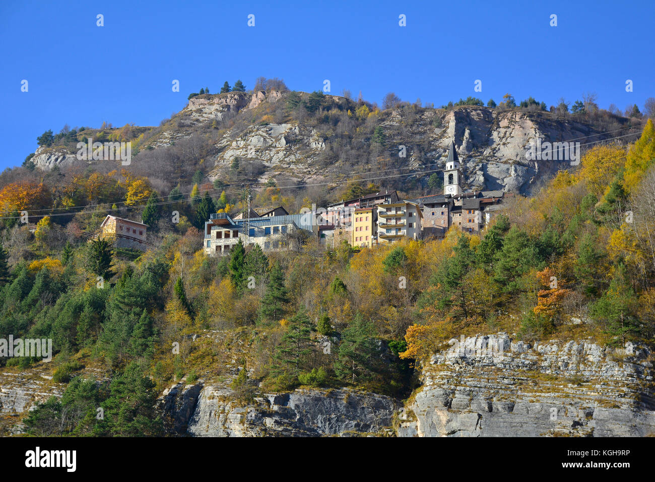 Le paysage d'automne autour de la petite colline de casso village dans la région de Frioul-Vénétie julienne, au nord-est de l'Italie. Banque D'Images
