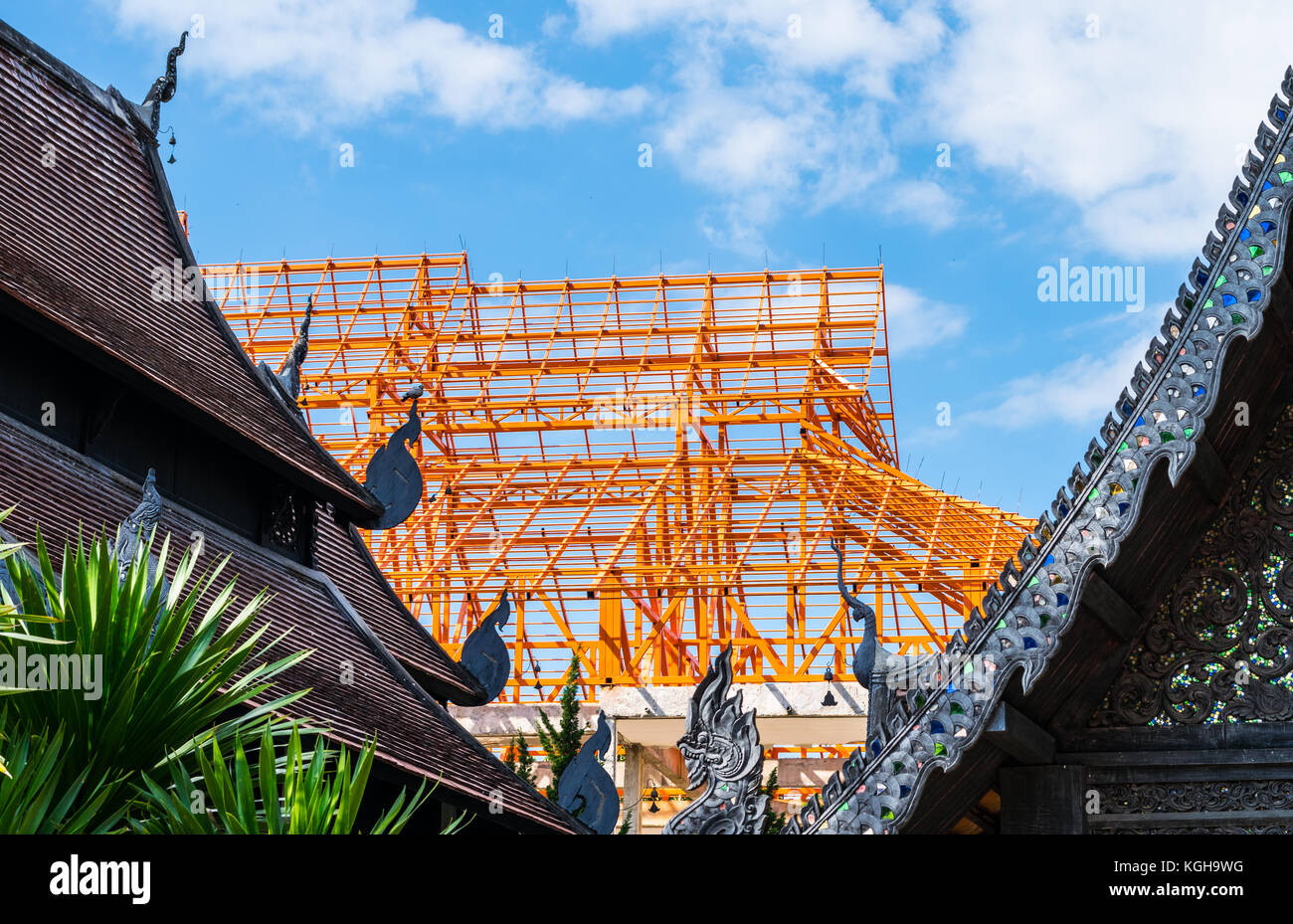 Temple thaïlandais en construction, cadre en métal orange du toit du temple à Chiang mai, Thaïlande Banque D'Images