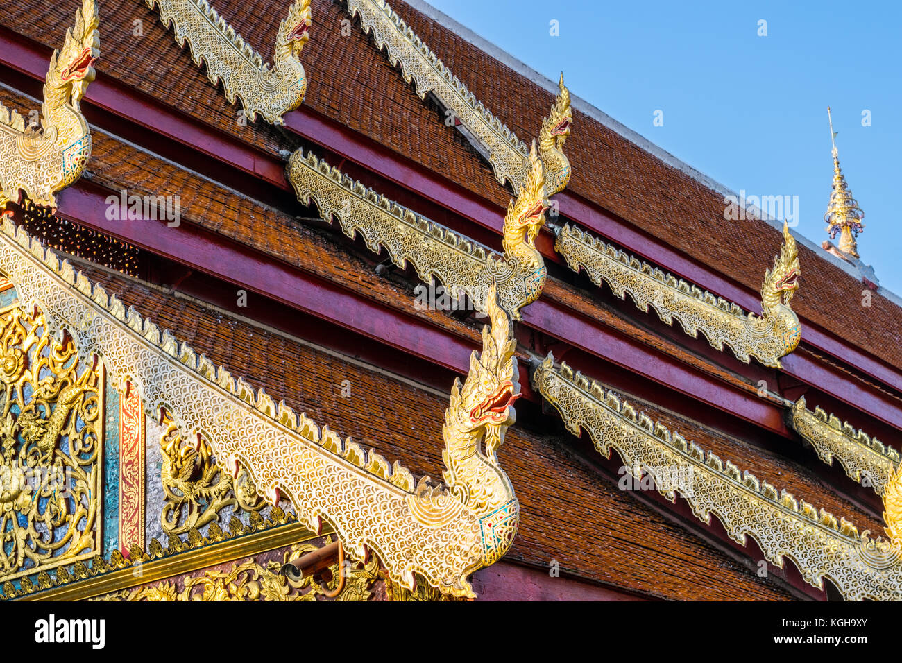 Toit de temple thaïlandais orné de dragons à Chiang mai, Thaïlande Banque D'Images