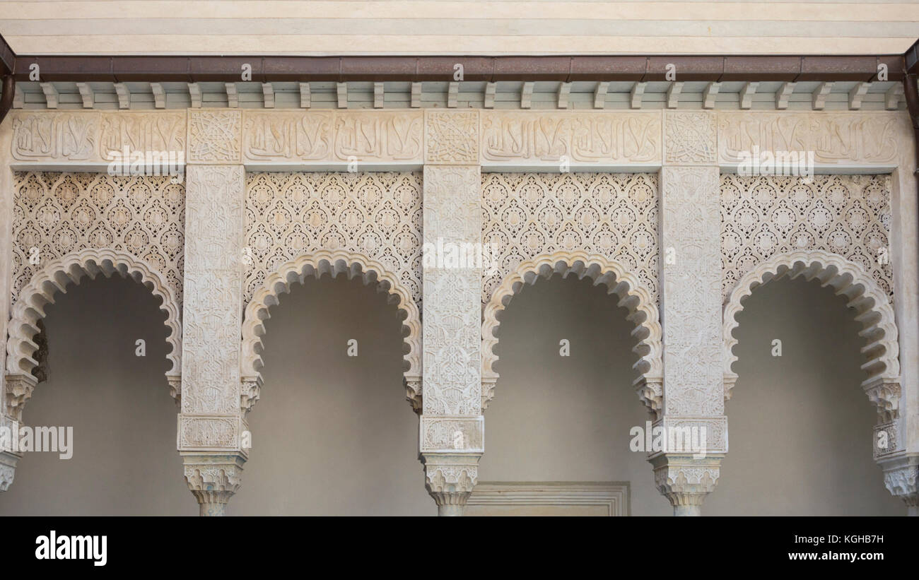 Riola, italie - 2 novembre 2017 : rocchetta mattei château en riola, grizzana morandi - quatre arches en pierre blanche, de composition de nice Banque D'Images