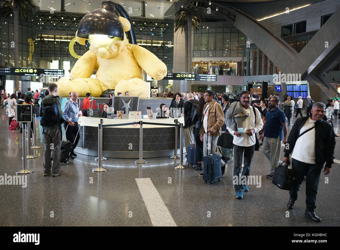 L'aéroport international Hamad, Doha, Qatar : terminal intérieur menant aux portes Banque D'Images