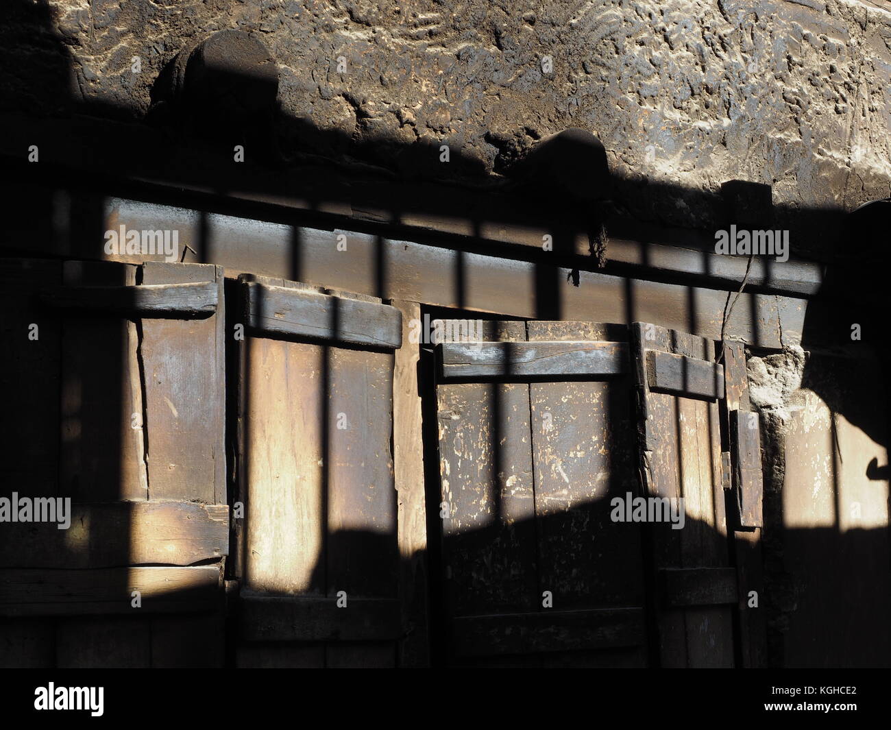 Résumé fond d'une combinaison de surfaces en bois et en pierre avec des taches d'ombre et lumière. Banque D'Images