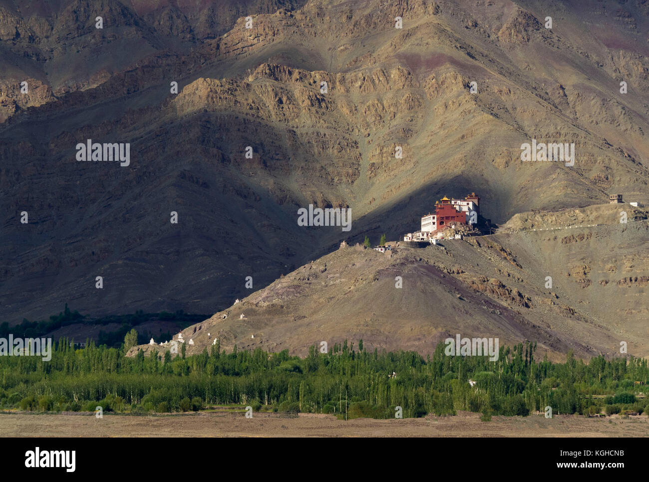Monastère bouddhiste mato gonpa se dresse sur une colline dans le contexte de la montagne, à la base de la pente, il y a une large bande d'arbres verts Banque D'Images