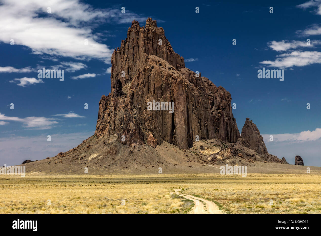 Shiprock, bouchon volcanique, NM est composé de Shiprock brèche volcanique fracturées et digues noir de roche ignée appelée minette. Banque D'Images