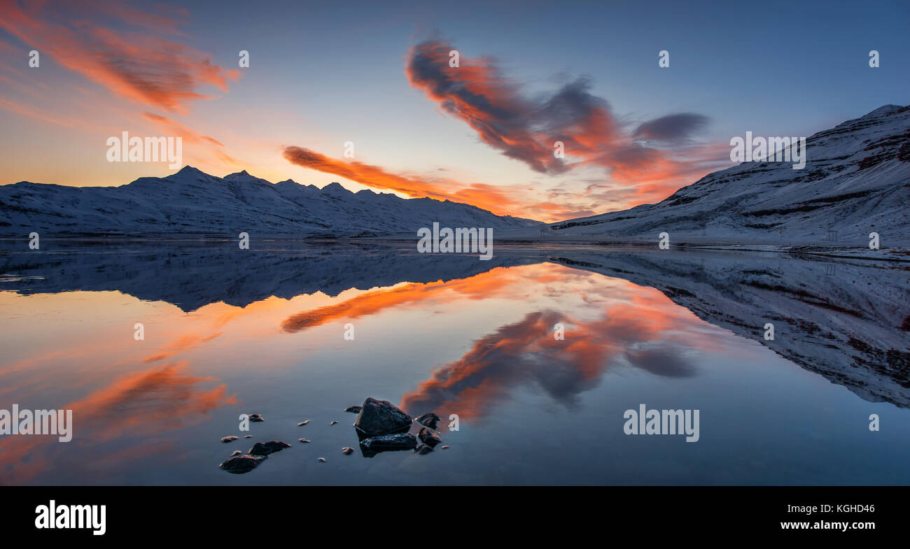 De soleil colorés réflexions dans hamarsfjordur côte, Islande Banque D'Images