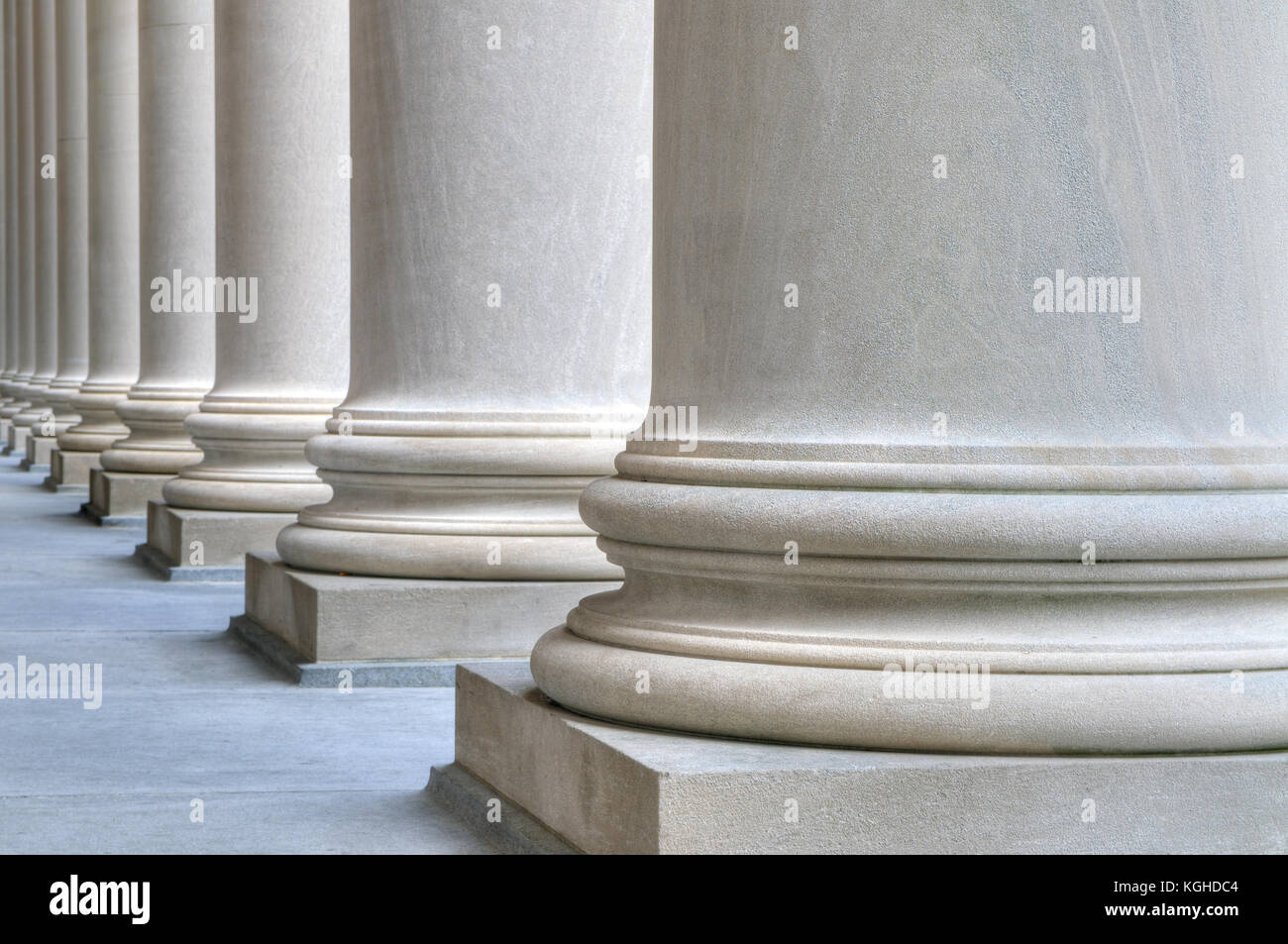 Les colonnes du bâtiment. l'arrière-plan de la stabilité, de la force, fondation solide concept. le calcaire et la texture des veines. Banque D'Images