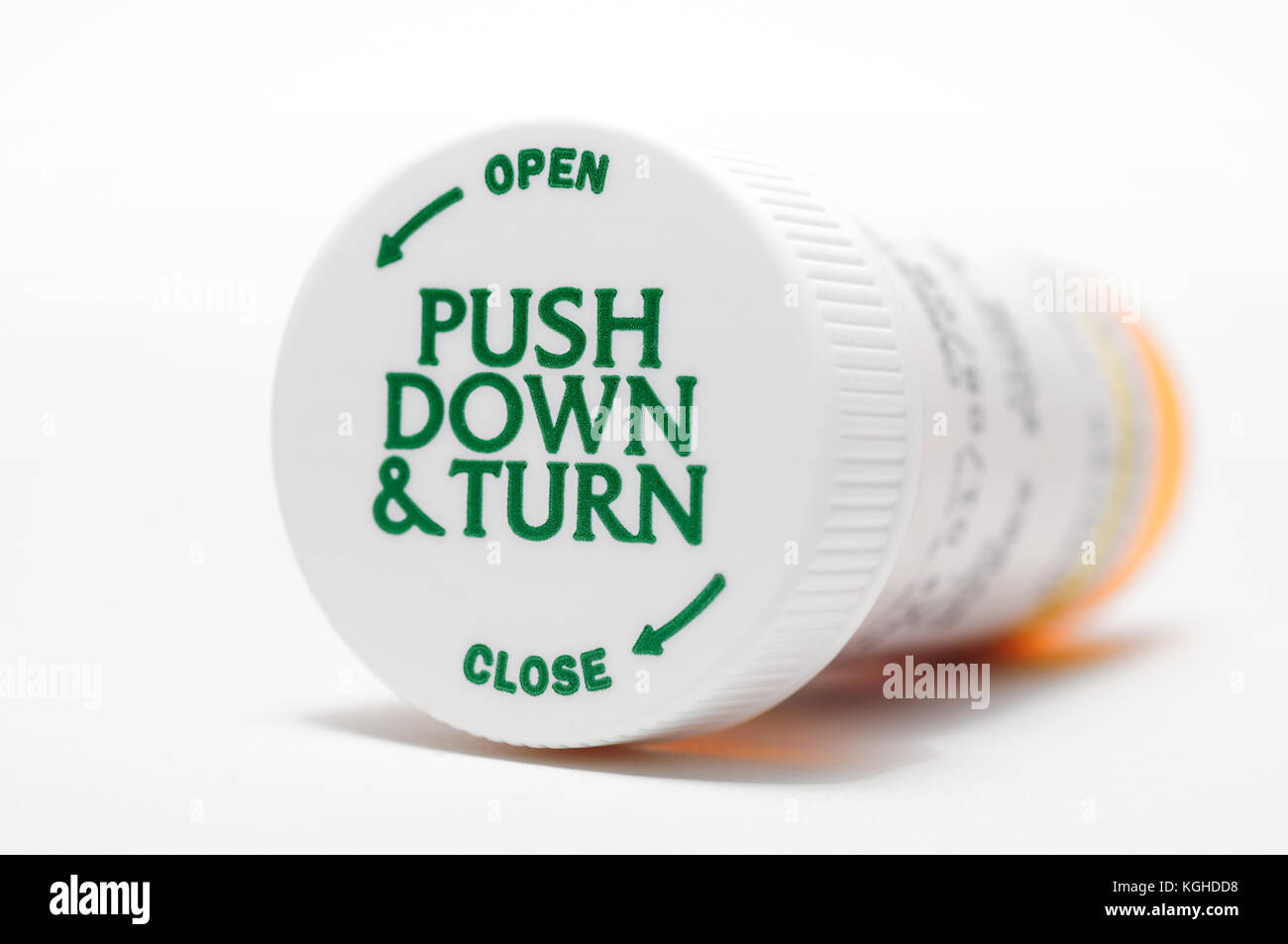 L'épreuve des bouteille de pilules isolé sur fond blanc. blanc bouchon de sécurité, contenant de médicaments de prescription d'orange. Banque D'Images