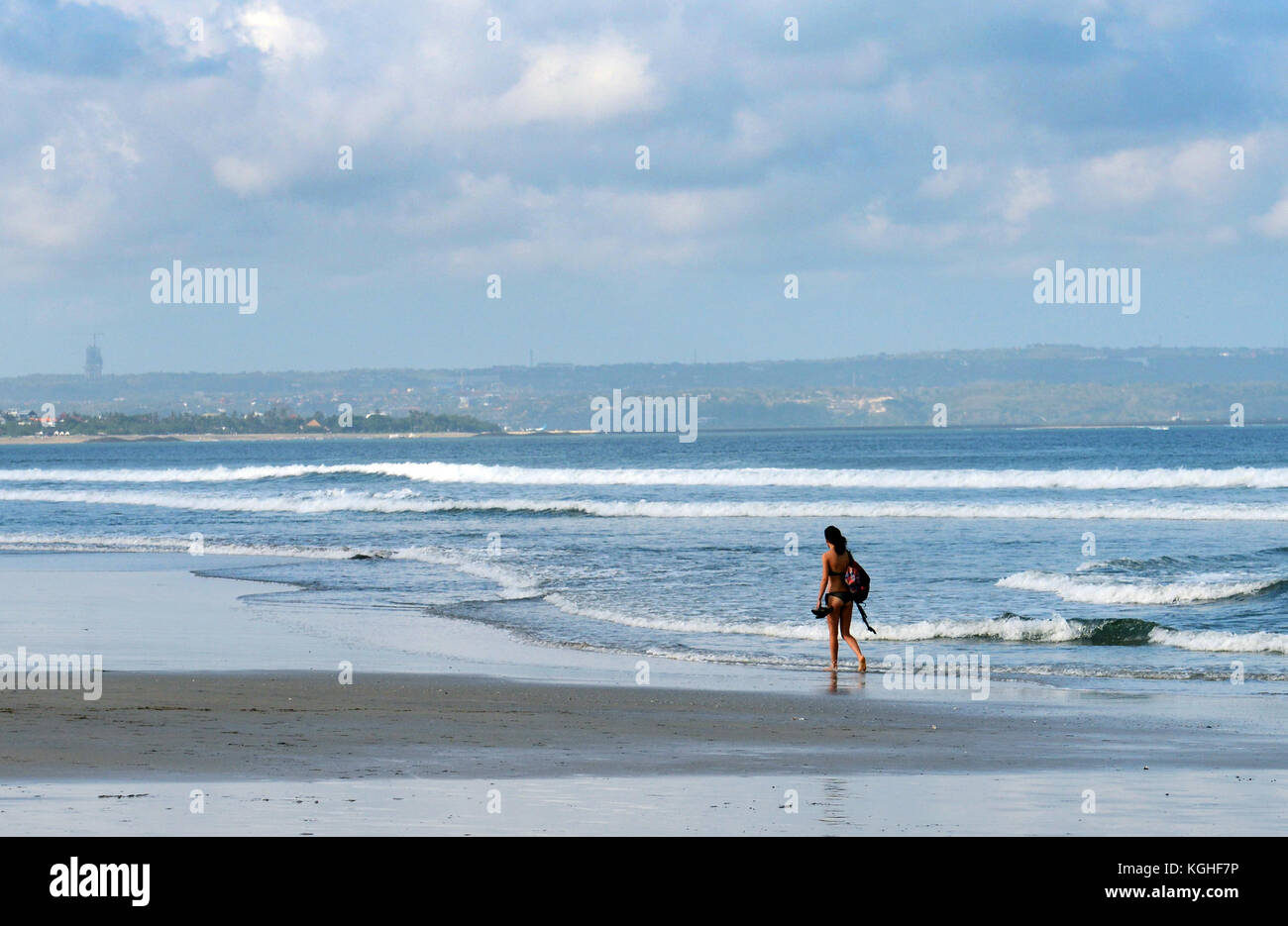 Tôt le matin, promenade sur la plage de Kuta, Bali. Banque D'Images