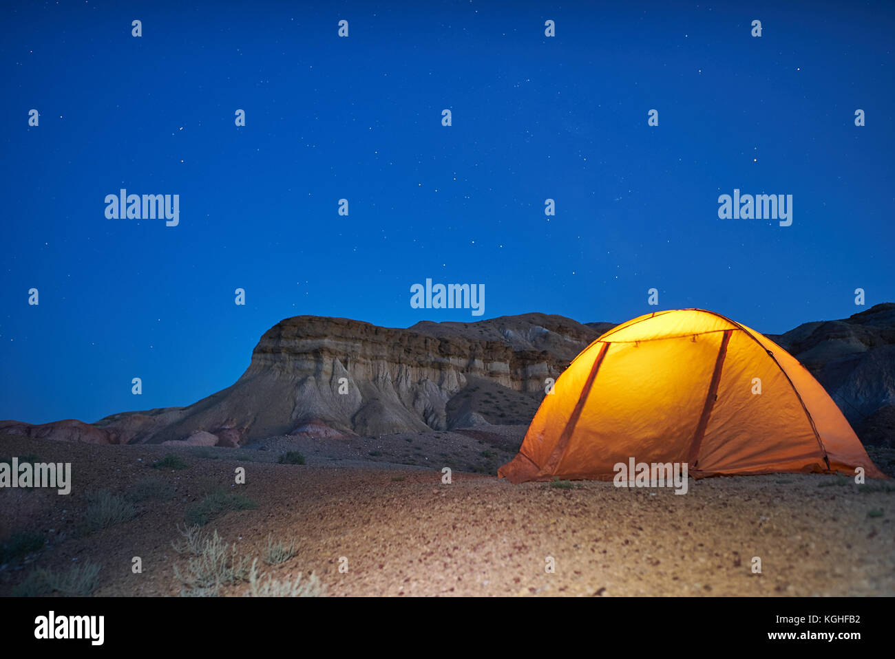 Soirée solitaire en camping dans les canyons de Mongolie. jaune allumé tente est situé près de canyons Banque D'Images
