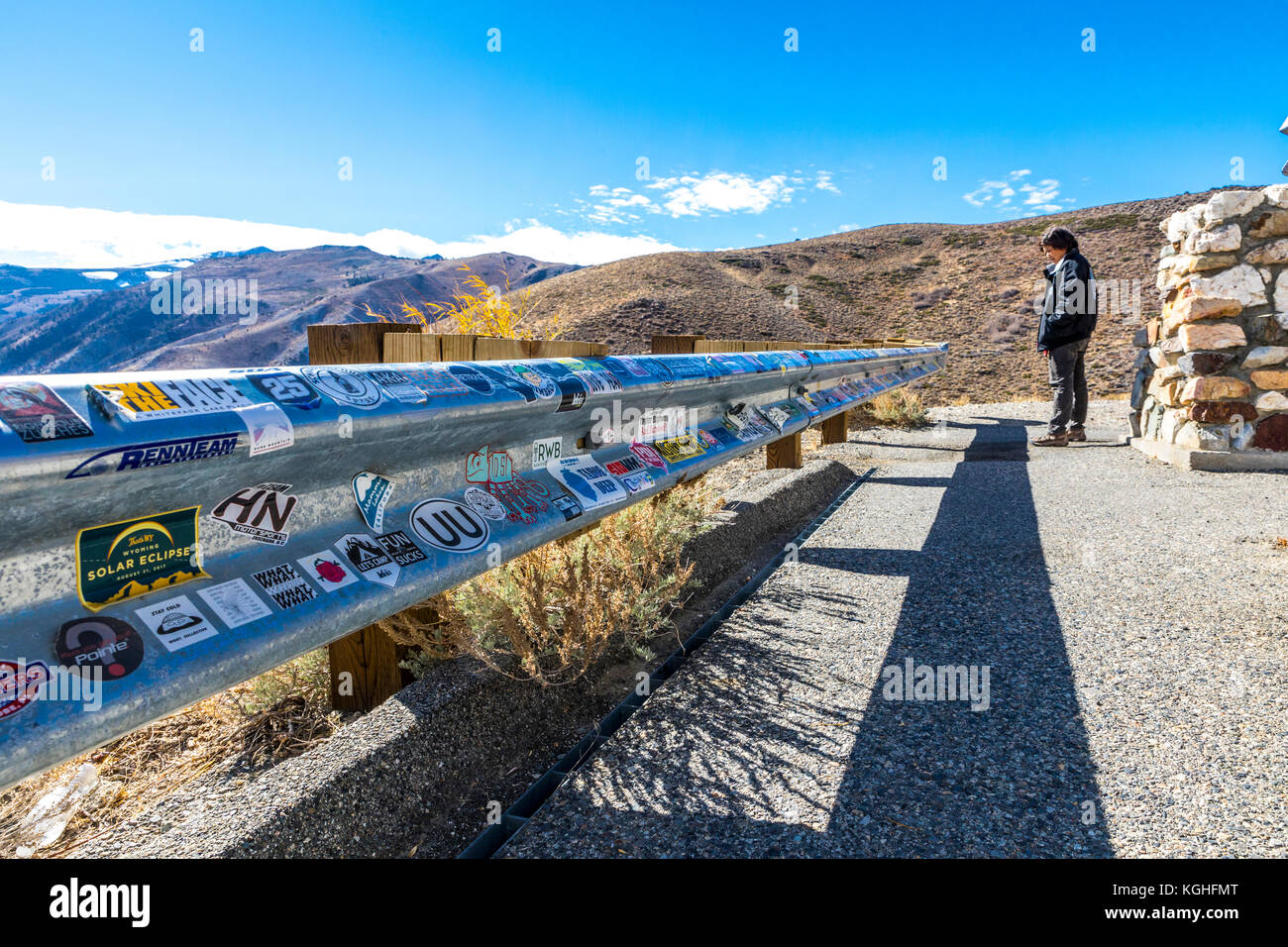 Tatillon du monde entier ornent la balustrade en Mono Lake Vista Point le long de l'autoroute 395 en Californie dans l'Est de la Sierra Nevada. Banque D'Images