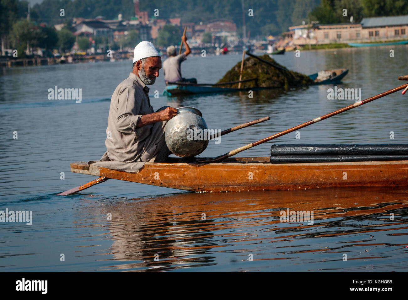 La négociation sur le lac Dal à Srinagar Banque D'Images