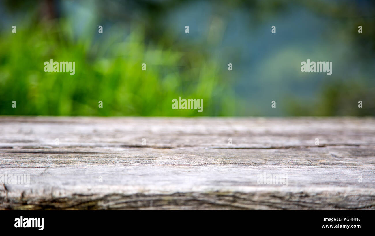 Table en bois vide avec jardin dans l'arrière-plan. Banque D'Images