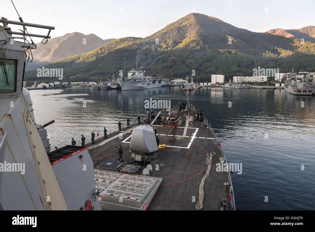 La classe Arleigh Burke destroyer lance-missiles USS Donald Cook (DDG 75) arrive à Aksaz, Turquie, pour Banque D'Images