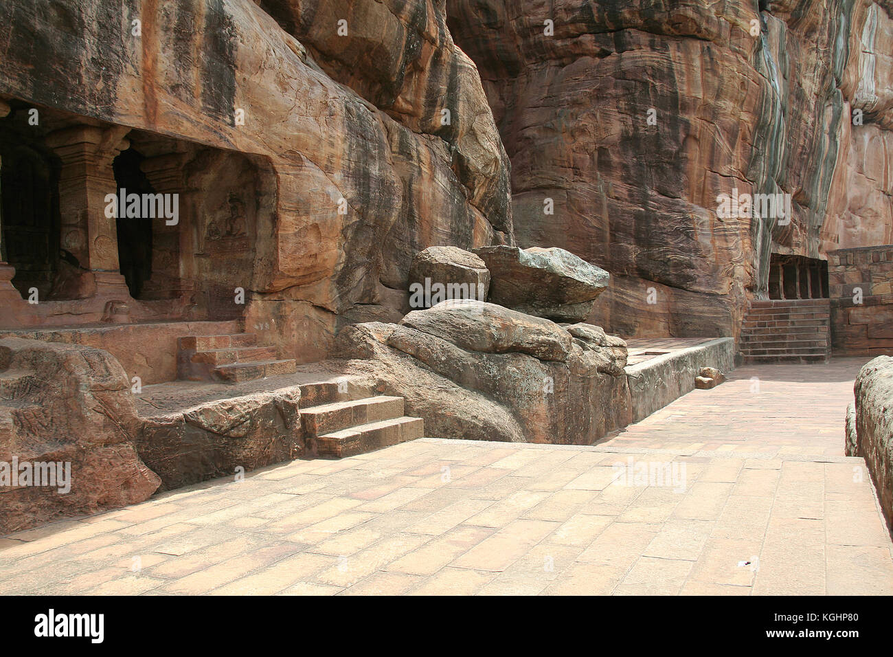 Vue sur les temples de caverne à badami, Karnataka, Inde, Asie Banque D'Images