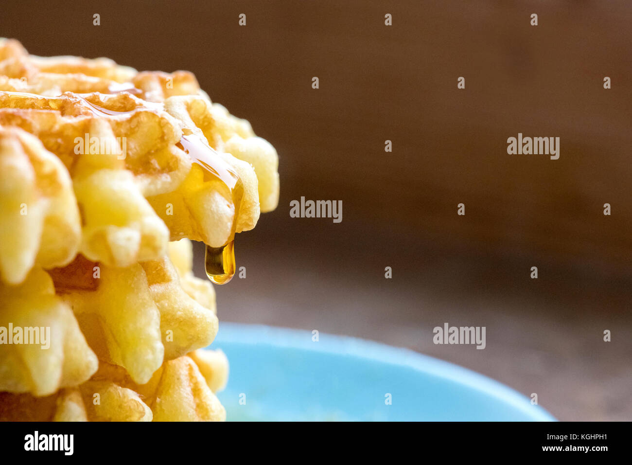 Selective focus sur une pile de Belgique gaufres extreme close up vue latérale montrant une grosse goutte de sirop, tourné pour la copie du texte et de l'espace pour les menus et re Banque D'Images