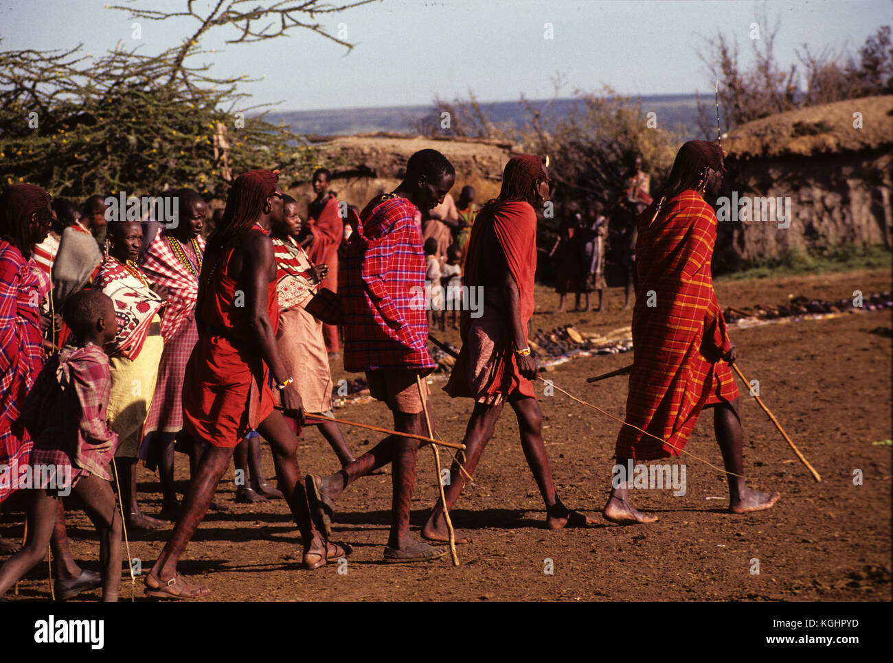 Guerriers Masai dans une manyatta près de la réserve Masai Mara, Kenya Banque D'Images