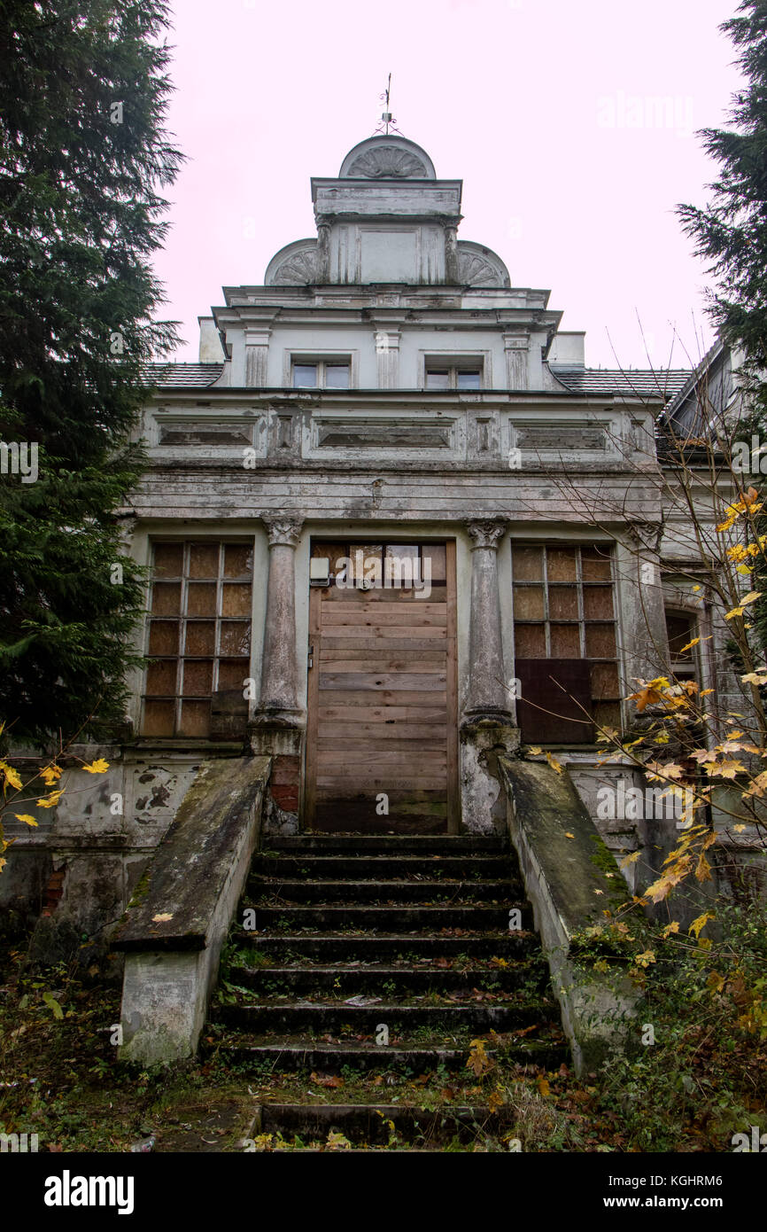 Ancien manoir en ruines. ancien parc avec les ruines d'un monument en ruine. hôtel particulier dans un vieux parc. monument en ruines. Banque D'Images