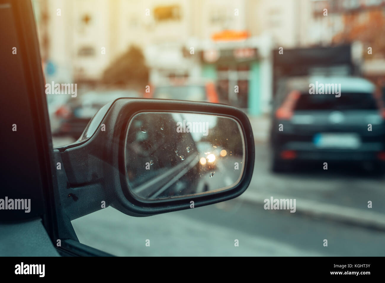 Reflet de la circulation urbaine à côté de la voiture miroir. la conduite en milieu urbain sur la journée d'automne. assurance auto et entretien du véhicule concept. Banque D'Images