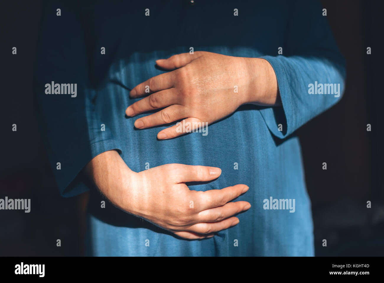 L'amour doux femelle enceinte avec les mains sur son ventre dans le troisième trimestre de la grossesse s'attendant bébé nouveau-né Banque D'Images