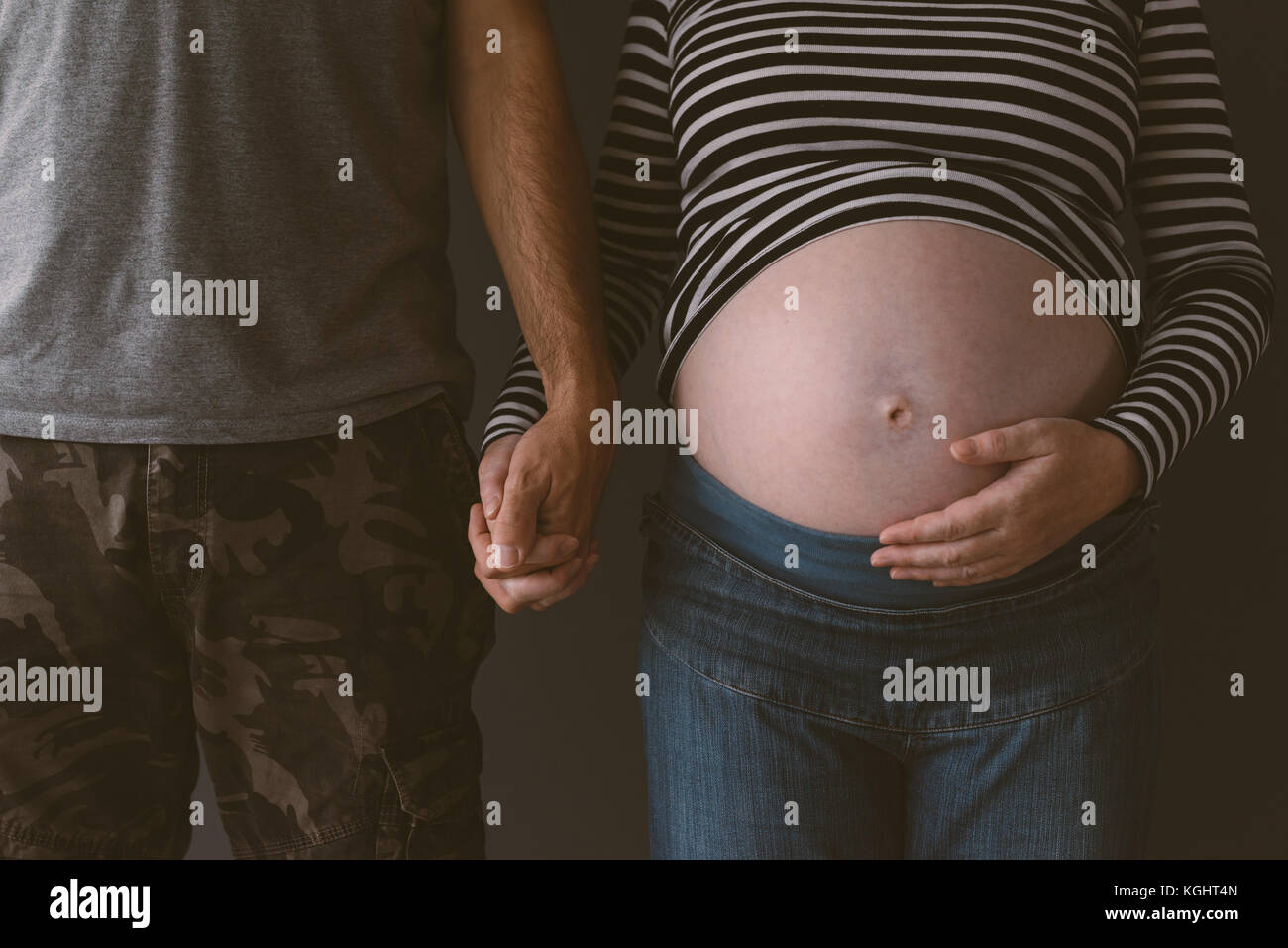 Soldat et sa femme enceinte se tenant la main, expecting, clé faible Banque D'Images