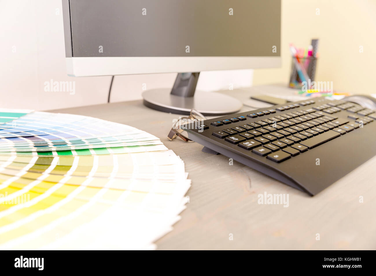 Designer graphique de travail. Les échantillons de couleur et l'ordinateur Banque D'Images