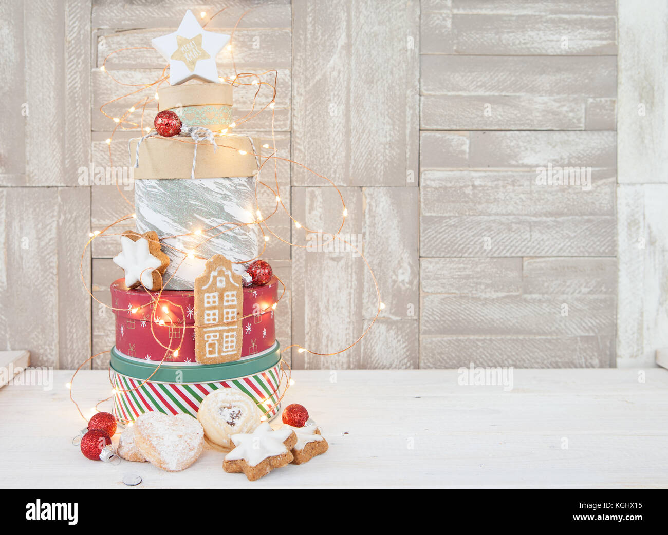 Témoin des bocaux avec des biscuits de Noël, empilées pour un arbre de Noël Banque D'Images