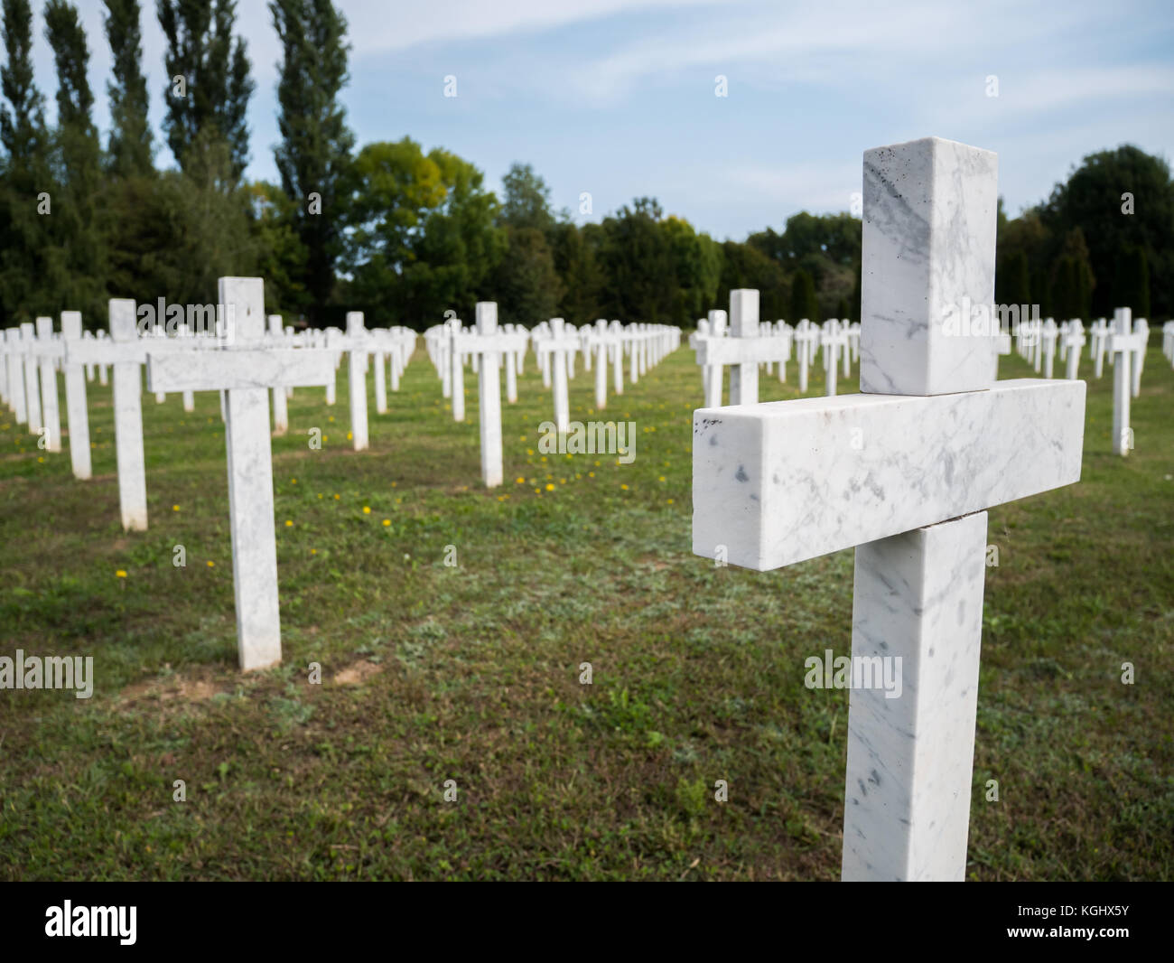 Croix en pierre sur memorial cemetery à Vukovar close up Banque D'Images
