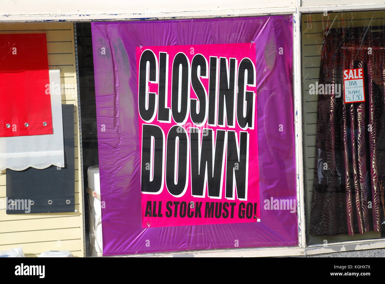Un signe la fermeture de la fenêtre d'accueil rosebys , magasin à Hastings dans l'East Sussex, Angleterre le 9 mars 2009. Banque D'Images