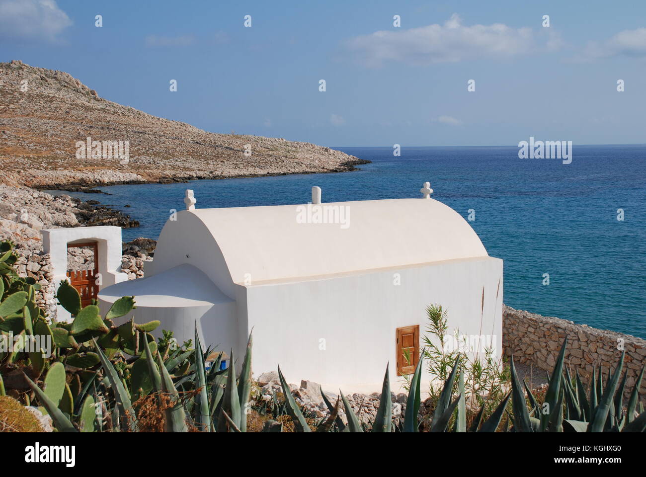 Une petite chapelle près du front de plage de pondamos emborio sur l'île grecque de Halki. Banque D'Images