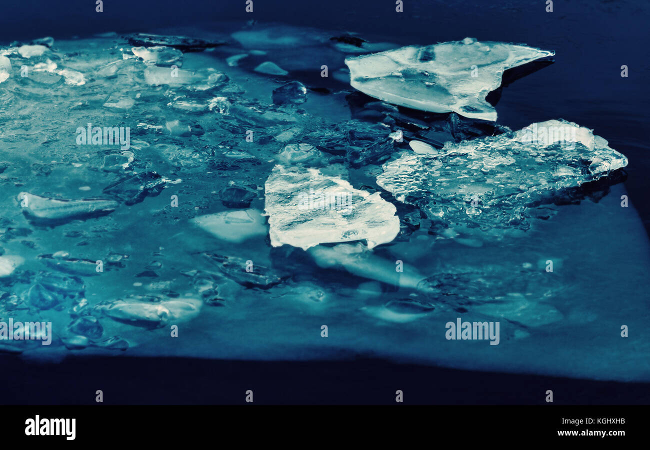 Une grande glace sur l'eau sombre de l'hiver profond Banque D'Images