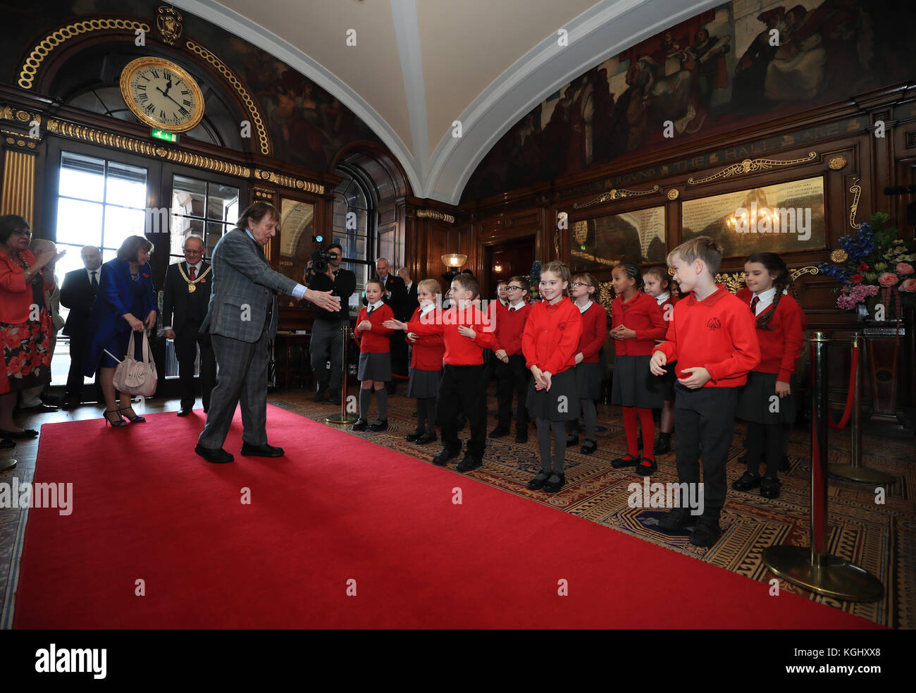 Sir Ken Dodd rencontre des élèves de l'école primaire Knotty Ash lors d'un déjeuner civique pour souligner son 90e anniversaire à l'hôtel de ville de Liverpool. Banque D'Images