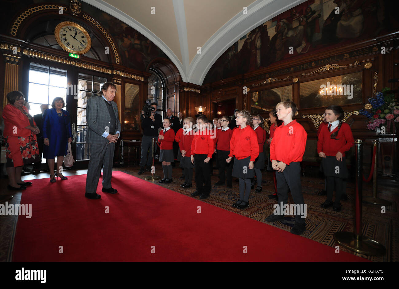 Sir Ken Dodd rencontre des élèves de l'école primaire Knotty Ash lors d'un déjeuner civique pour souligner son 90e anniversaire à l'hôtel de ville de Liverpool. Banque D'Images